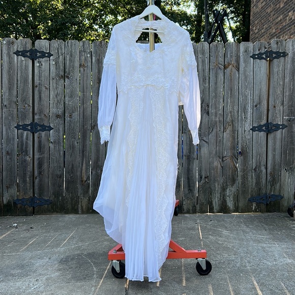 Vintage Off-White Wedding Dress - Picture 9 of 14